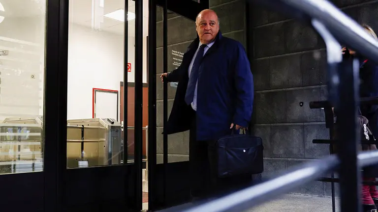 El presidente del Tribunal Superior de Justicia de Navarra (TSJN), Joaquín Galve, a su llegada esta mañana al Palacio de Justicia de Navarra donde se reúne junto a otros cuatro magistrados de la Sala de lo Penal del TSJN para estudiar los recursos contra la sentencia que condenó a los miembros de La Manada a 9 años de prisión por un delito de abuso sexual con prevalimiento en los Sanfermines de 2016. EFE/Villar López