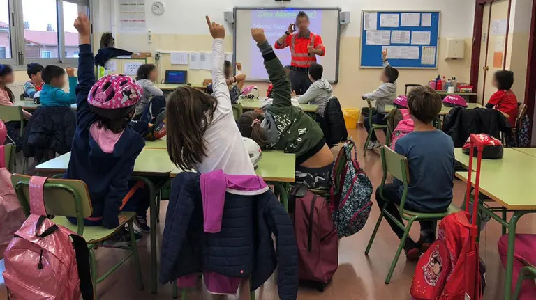 Un agente de la Policía Foral imparte clases de seguridad vial a alumnos en un colegio dentro de la campaña que se lleva a cabo en las escuelas navarras POLICÍA FORAL
