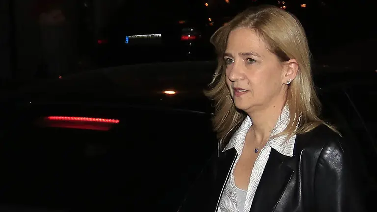La infanta Cristina, a la salida del teatro en Madrid EE