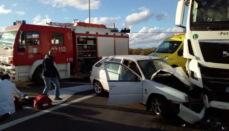 Imagen del accidente de un turismo contra un camión en la AP-68. BOMBEROS NAVARRA