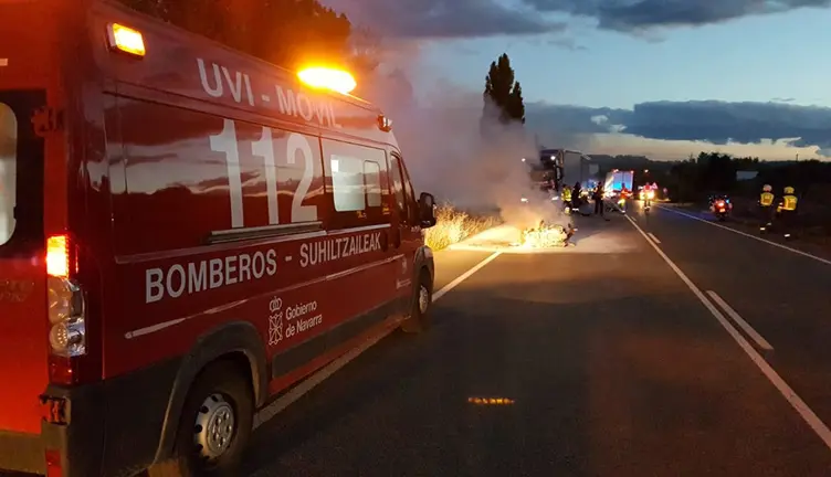 Accidente de tráfico dos vehículos implicados un camión y una Scooter  N-121.  BOMBEROS DE NAVARRA
