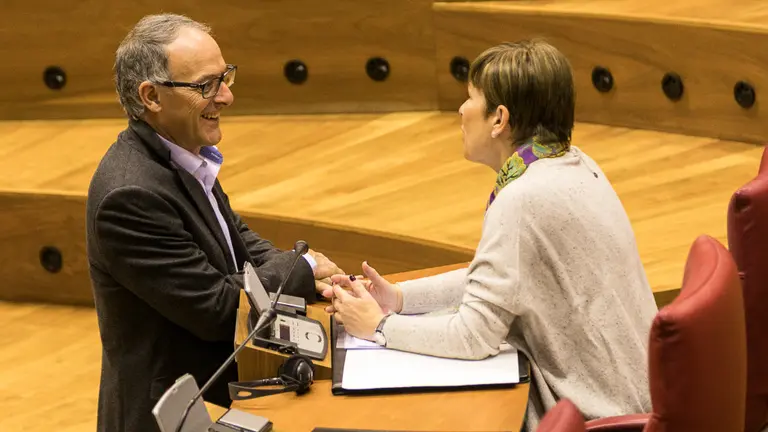Uxue Barkos (Geroa Bai) y Adolfo Araiz (Bildu) conversan minutos antes del pleno del Parlamento de Navarra. IÑIGO ALZUGARAY