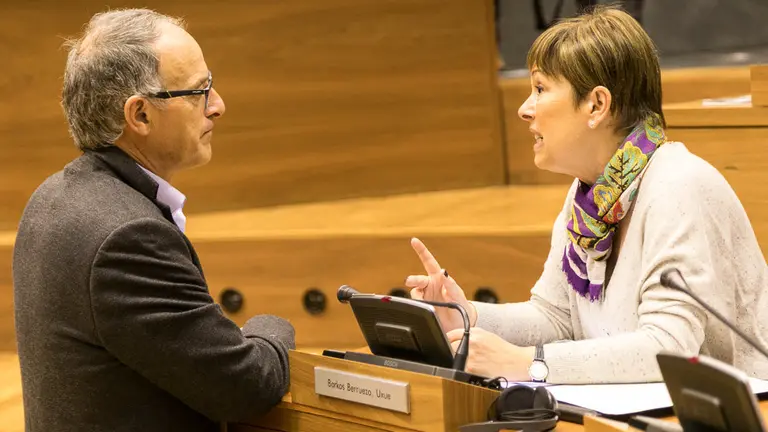 Uxue Barkos (Geroa Bai) y Adolfo Araiz (Bildu) conversan minutos antes del pleno del Parlamento de Navarra. IÑIGO ALZUGARAY