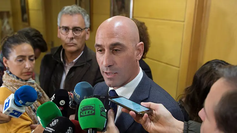 El presidente de la Real Federación Española de Fútbol, Luis Rubiales, atiende a los medios de comunicación después de la reunión que ha mantenido con el presidente de Cantabria, Miguel Ángel Revilla, en Santander. EFE/Pedro Puente Hoyos