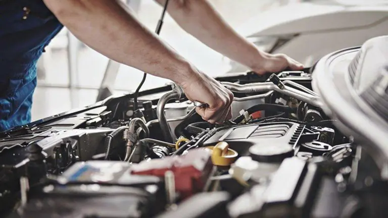 Imagen de un mecánico revisando el motor de un coche en un taller. ARCHIVO