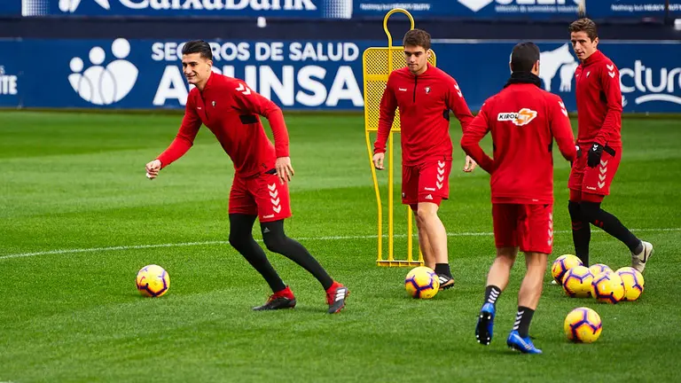 Último entrenamiento de Osasuna en El Sadar antes del partido en Extremadura. MIGUEL OSÉS (4)