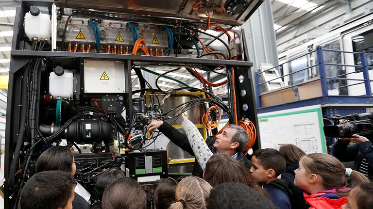 Escolares de Castejón atienden las explicaciones del personal de Vectia sobre el funcionamiento del autobús eléctrico GOBIERNO DE NAVARRA