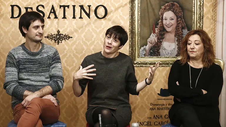 Con los actores Ana Goya (d) y Ángel García Moneo (i) sobre el escenario, con guión y dirección de Ana Maestrojuán (c), se ha presentado &#34;Loco desatino&#34;, una obra que se estrena en el Teatro Gayarre. EFE/Jesús Diges