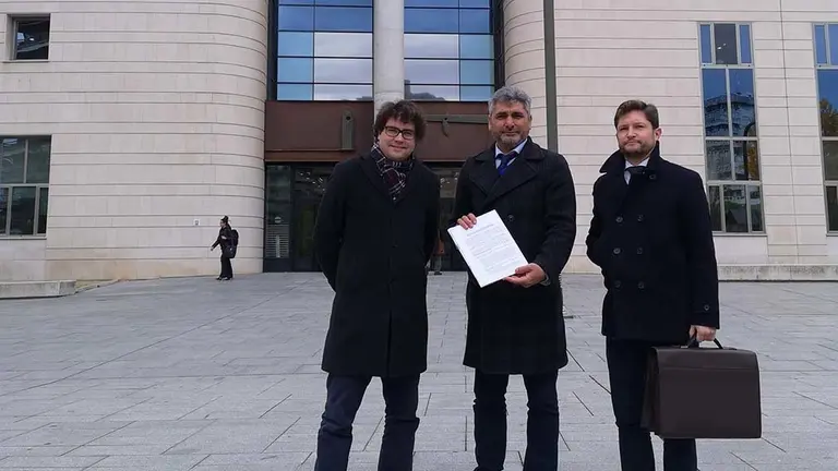 Juan José Cortés muestra el recurso interpuesto frente al Palacio de Justicia de Navarra