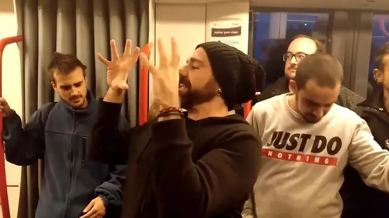 El hombre recitando un poema creado a partir de títulos de películas en el tranvía