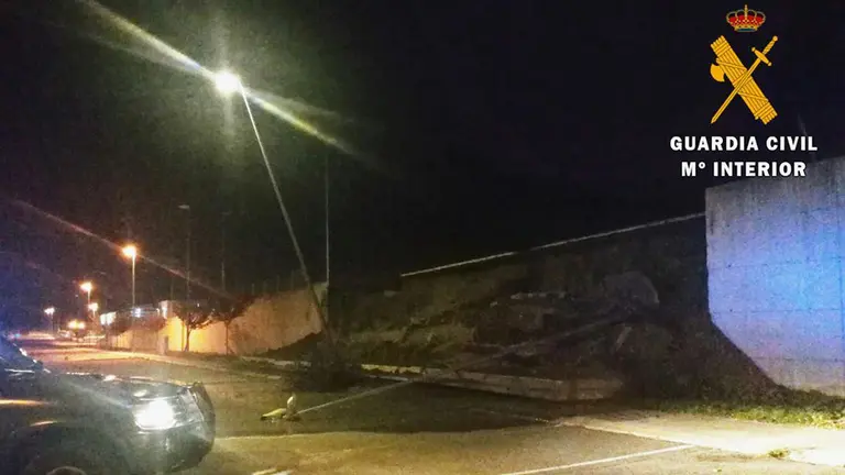Muro desprendido en la empresa Gamesa en Aoiz GUARDIA CIVIL