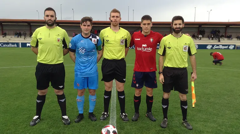 Trio arbitral y capitanes del Osasuna - Baztan en Tajonar.
