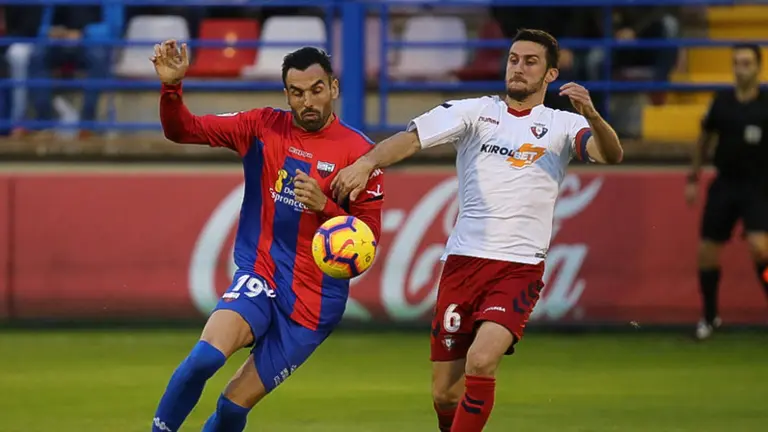 Oier Sanjurjo en acción durante el Extremadura - Osasuna La liga