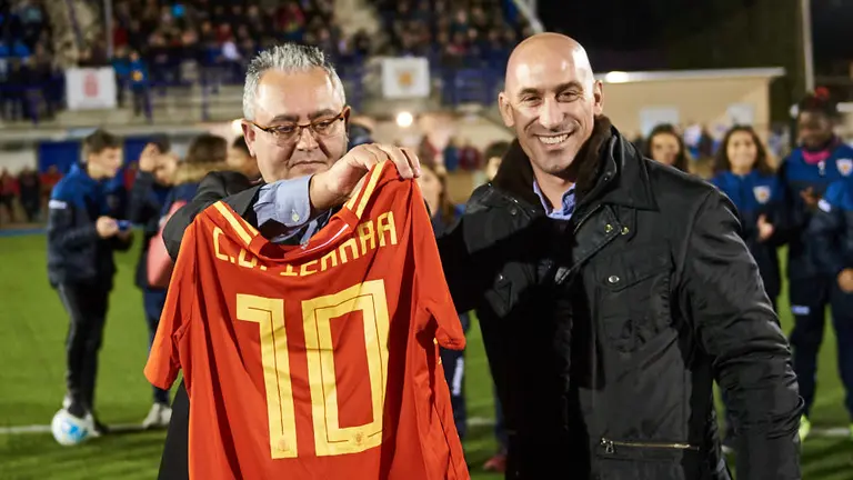 Canela y Rubiales. El presidente de la Real Federación Española de Fútbol Rubiales visita Estella en el derby navarro entre el Izarra y el Tudelano. MIGUEL OSÉS 5