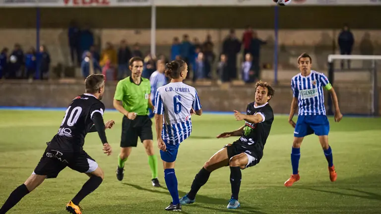 Derby navarro entre el Izarra y el Tudelano en Merkatondoa. MIGUEL OSÉS 4