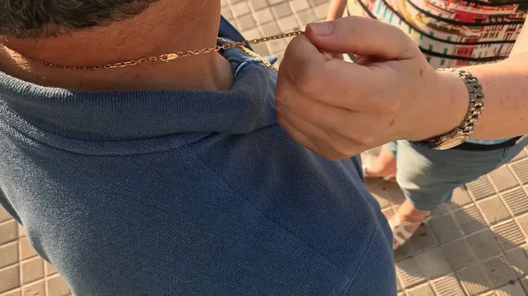 Una persona es v&iacute;ctima de robo mediante el modus operandi del abrazo, empleado para hurtar joyas y especialmente cadenas de oro. POLIC&Iacute;A MUNICIPAL DE PAMPLONA