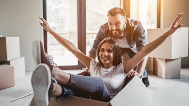 Una pareja joven juega desembalando las cajas de la mudanza después de independizarse a un piso ARCHIVO