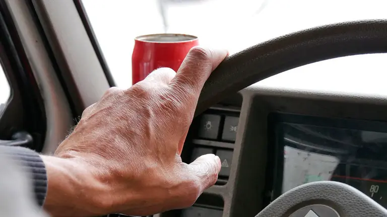 Un conductor conduce una furgoneta. ARCHIVO