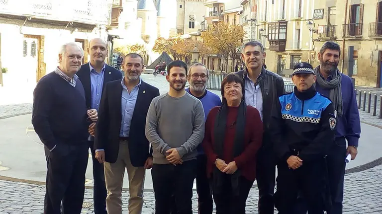 La consejera y el alcalde Andoni Lacarra posan con sus equipos GOBIERNO DE NAVARRA