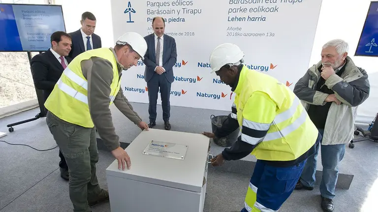 Imagen de la primera piedra colocada en los parques eólicos NATURGY