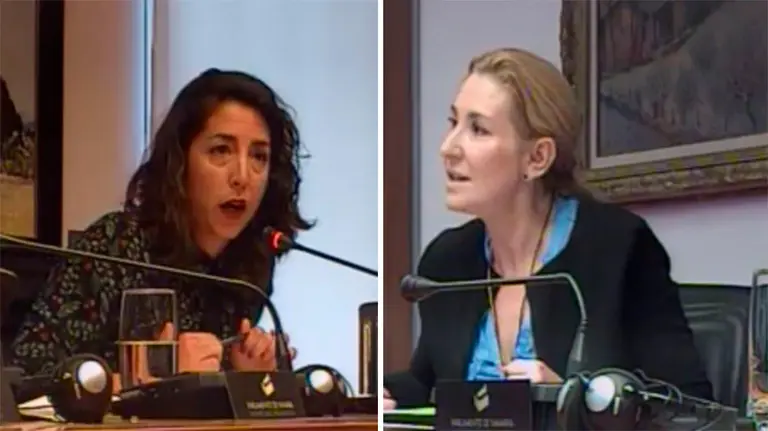 Laura Pérez y Ana Beltrán durante el debate en el que la presidenta del PPN ha tildado de tonta a la líder de Orain Bai y ha retirado después el calificativo NAVARRACOM