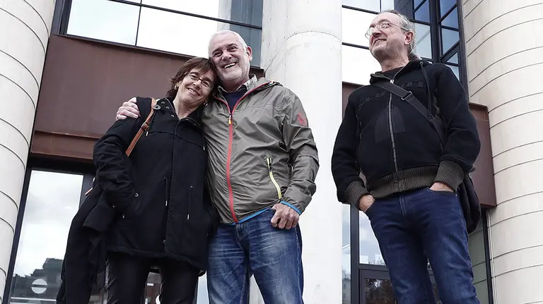 Los cineastas y fotógrafos navarros Clemente Bernard (d) y Carolina Martínez (i), a su salida del Palacio de Justicia de Navarra donde se celebró un juicio contra ellos acusados de un delito de revelación de secretos después de que la Hermandad de Caballeros Voluntarios del Cruz. EFE/ Jesús Diges