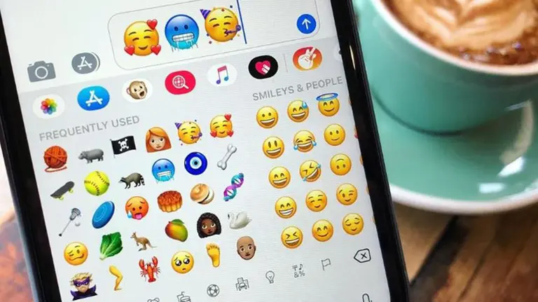 Algunos de los nuevos emoticonos que llegan en las últimas actualizaciones a los teléfonos móviles EMOJIPEDIA