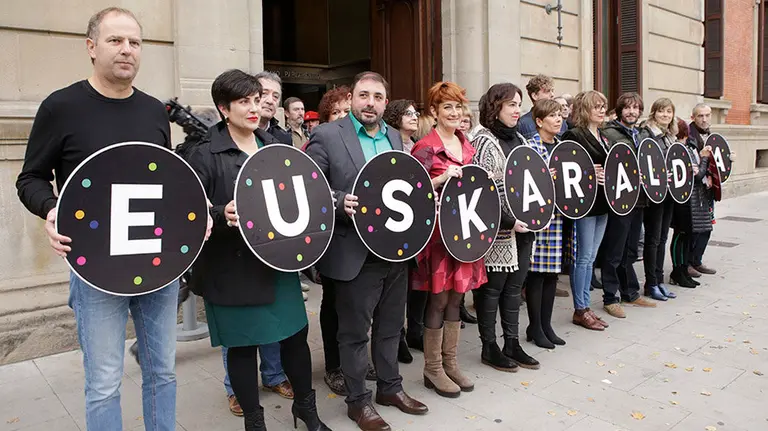 Los parlamentarios del cuatripartito muestran su apoyo al programa Euskaraldia para hablar euskera en toda Navarra PARLAMENTO FORAL