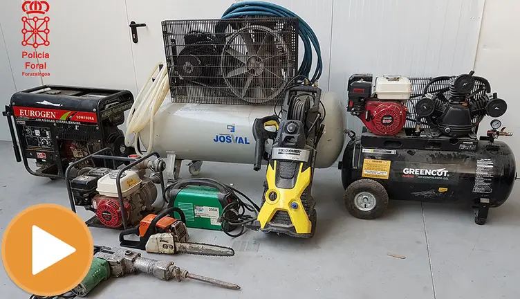Parte de la maquinaria recuperada en el domicilio. POLICÍA FORAL