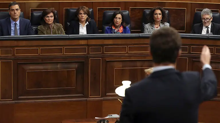 GRAF8061. MADRID, 14/11/2018.- El presidente del Partido Popular, Pablo Casado, se dirige al presidente del Gobierno, Pedro Sánchez , durante la sesión de control al Ejecutivo que hoy tiene lugar en el Congreso. EFE/Ballesteros