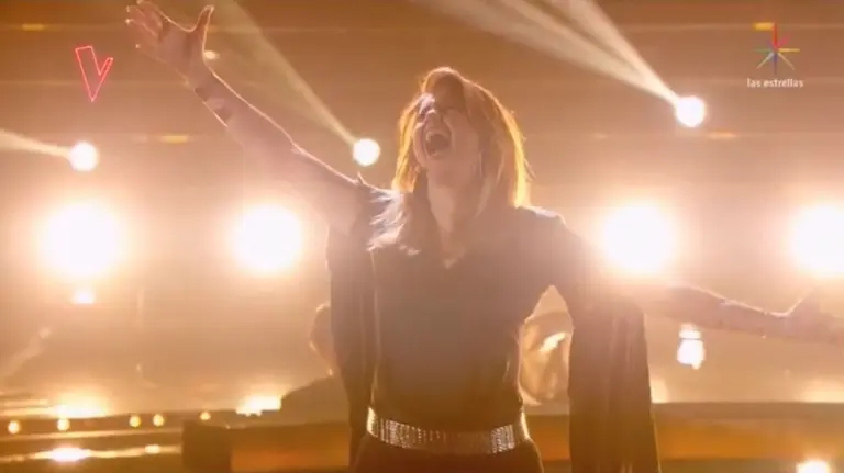 Cristina Ramos durante la batalla lírica en la que fue eliminada de La Voz Mexico y repescada para el equipo de Carlos Rivera LA VOZ