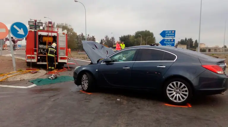 Accidente entre un coche y un camión en la carretera 121-C con el resultado de una persona herida. BOMBEROS DE NAVARRA