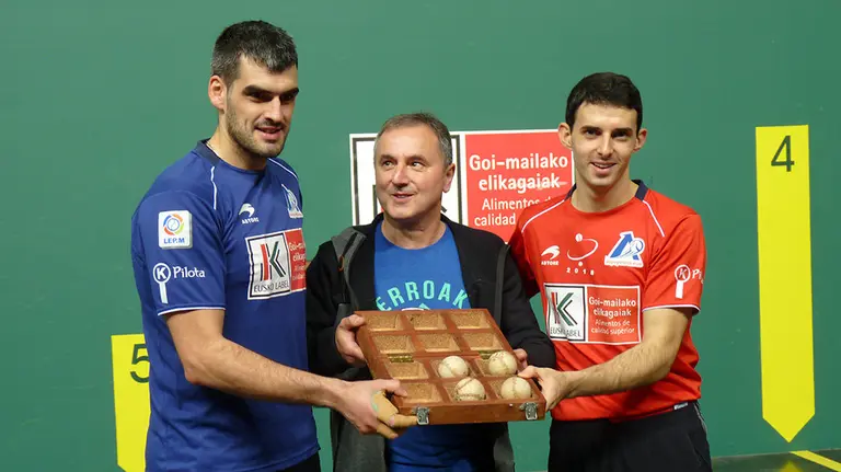 Ezkurdia y Altuna con el seleccionador de material