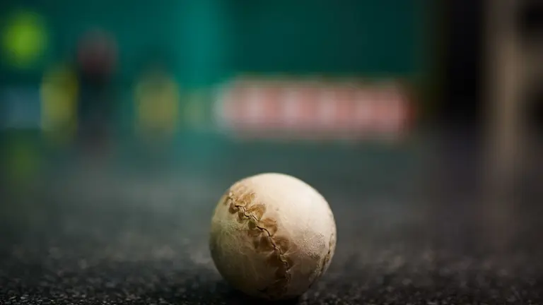 El guipuzcoano Jokin Altuna y el navarro Joseba Ezkurdia eligen el material para la final del Campeonato del Cuatro y Medio que se disputará en el Navarra Arena el domingo 18.MIGUEL OSÉS