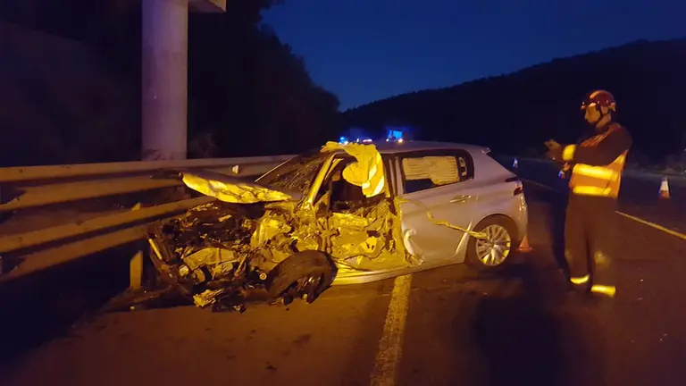 Imagen del coche tras chocar de frente contra un camión en Sarasate BOMBEROS TWITTER