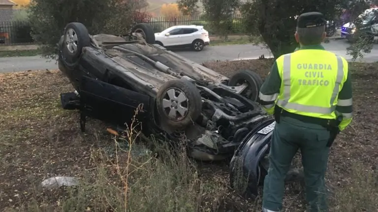 Accidente de tráfico registrado en Obanos con un vehículo volcado GUARDIA CIVIL