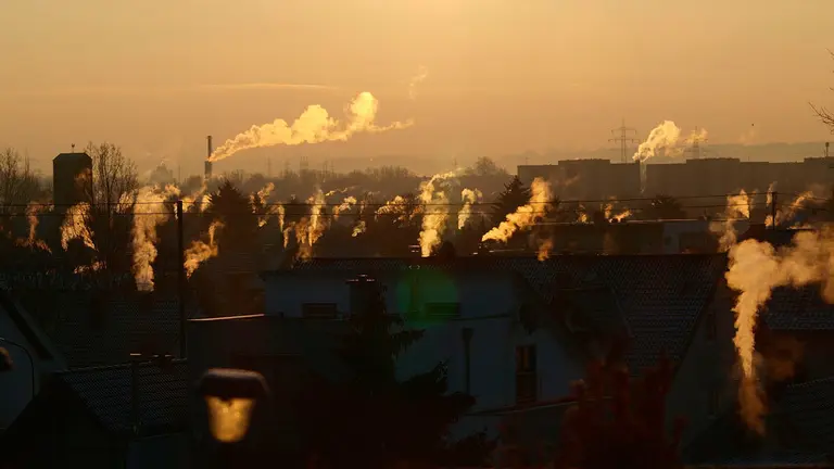 Varias chimeneas industriales arrojan humo. ARCHIVO
