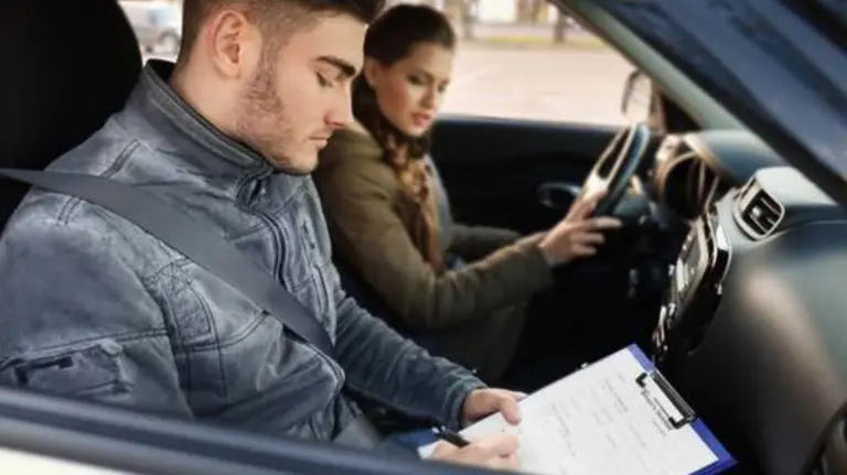 Un profesor de autoescuela toma apuntes en el asiento del copiloto mientras una alumna conduce el coche ARCHIVO 1