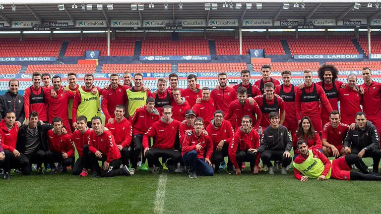 Los jugadores de Osasuna de la Liga123 y de la Liga Genuine posan en El Sadar. CA Osasuna.