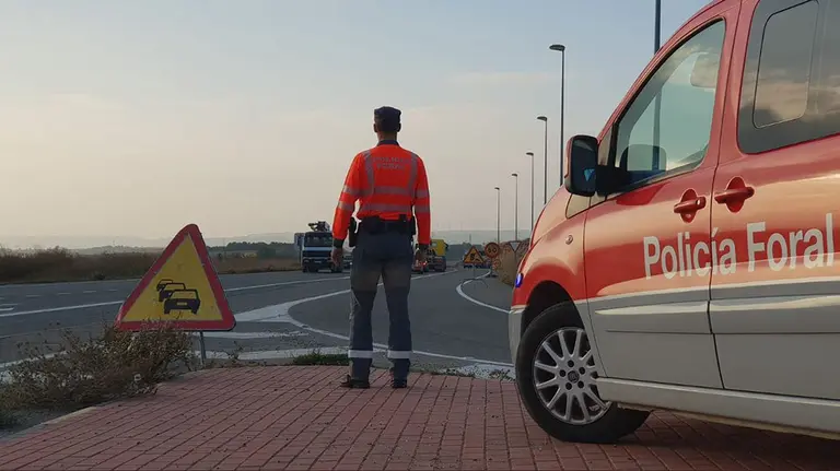 Un agente de la Policía Foral realiza un control de tráfico en una zona en obras en una carretera navarra POLICÍA FORAL