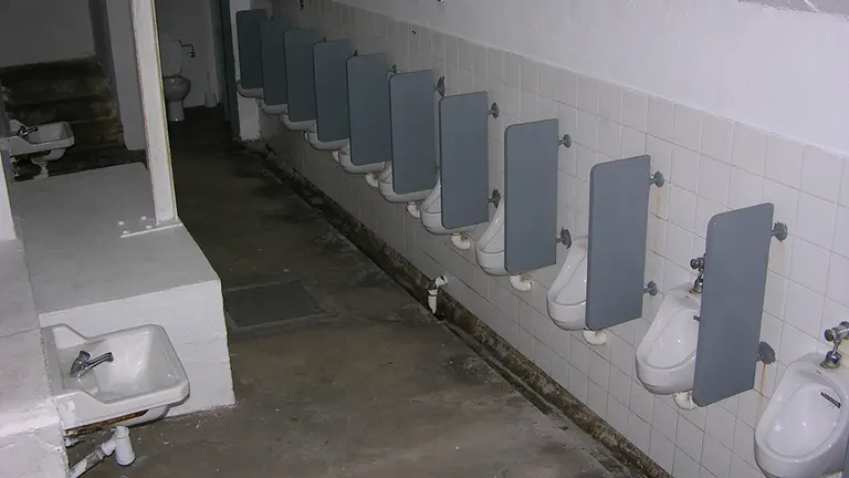 Imagen actual de los baños de caballeros del estadio de El Sadar.