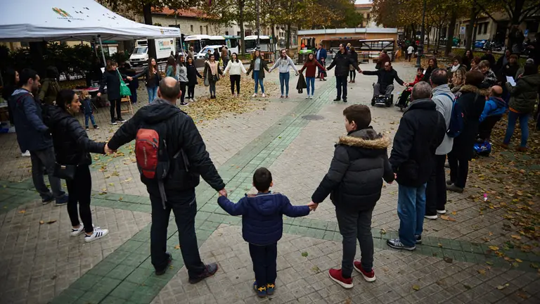 Afectados por enfermedades neuromusculares forman una cadena humana en el Paseo Sarasate. MIGUEL OSÉS 2