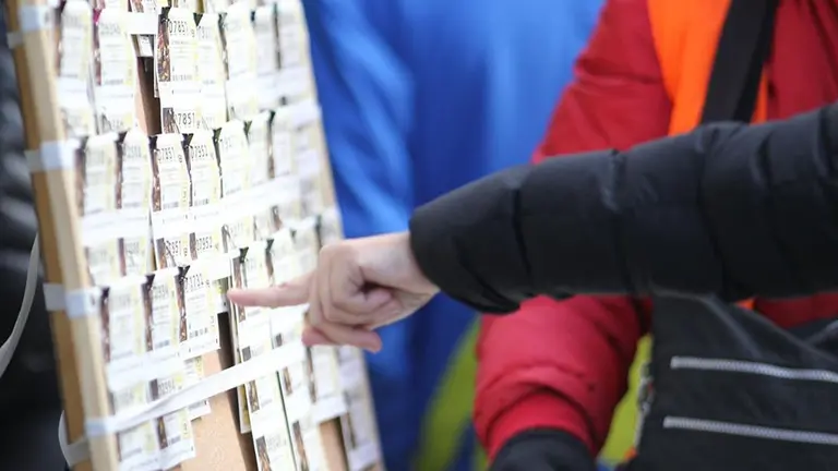 Una persona compra décimos de lotería ARCHIVO