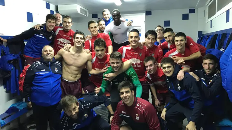 Los jugadores de la Peña Sport celebran su liderato en Cintruénigo Twitter P Sport