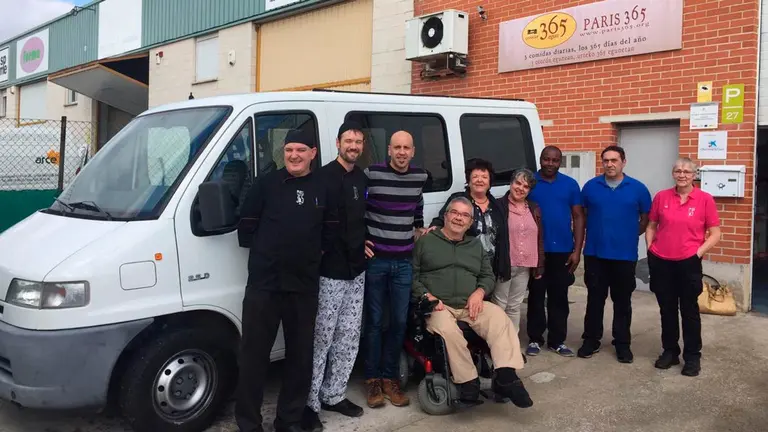 Varios intergrantes del comedor social Paris 365 posan con el vehículo donado por el Gobierno de Navarra. CEDIDA