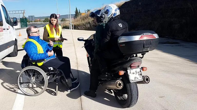 Joshe Echenique durante el acto de Adacen para concienciar a los conductores de la autopista de Navarra sobre los riesgos de los accidentes de tráfico ADACEN
