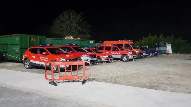 Varios vehículos de la Policía Foral durante el control en la frontera con Francia POLICÍA FORAL