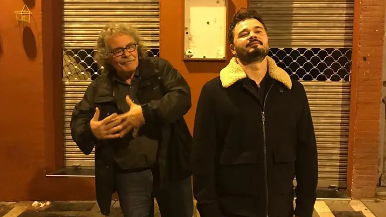 Los diputados de ERC, Joan Tarda y Gabriel Rufián, realizan una parodia frente a Casa Sabicas durante su visita a Pamplona para defender a los agresores de Alsasua TWITTER