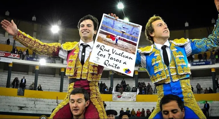 Toñete y Román salen por la puerta grande con una foto en defensa de los toros en Quito. LORENA CALDERÓN  - FACEBOOK TOÑETE