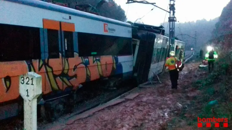 Descarrila un tren de cercanías en Barcelona. BOMBEROS